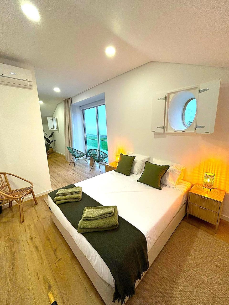Bed, Bedroom, air conditioner