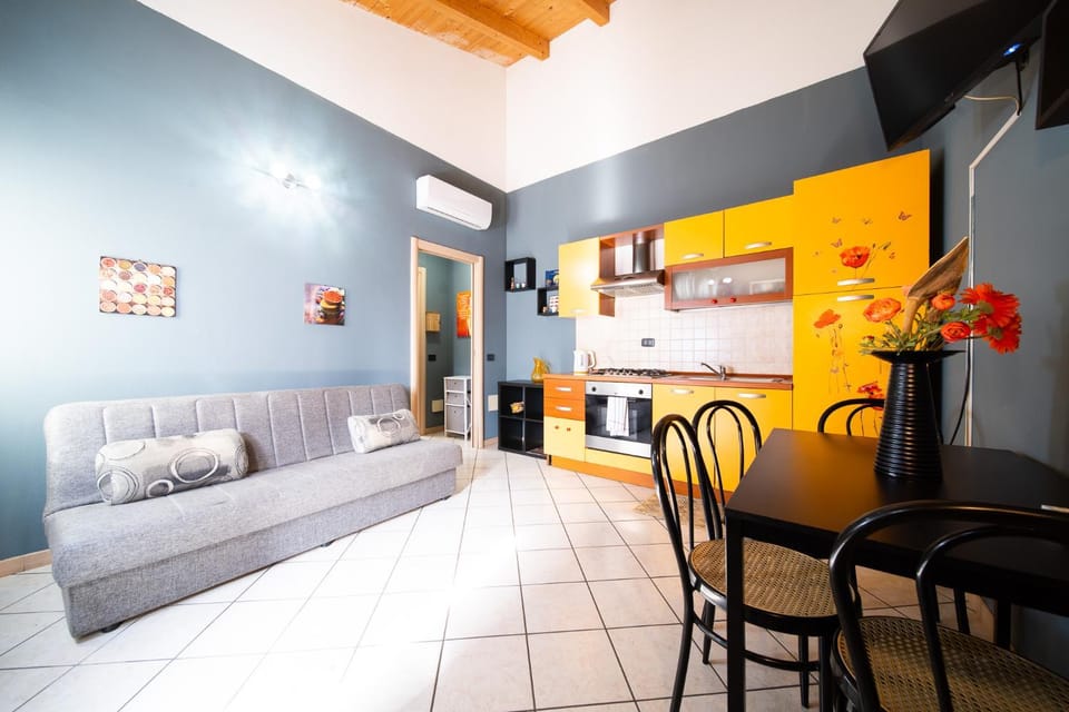 TV and multimedia, Kitchen or kitchenette, Living room, Seating area, Dining area, oven, kitchen