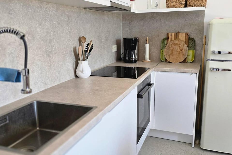 Kitchen or kitchenette, dishwasher