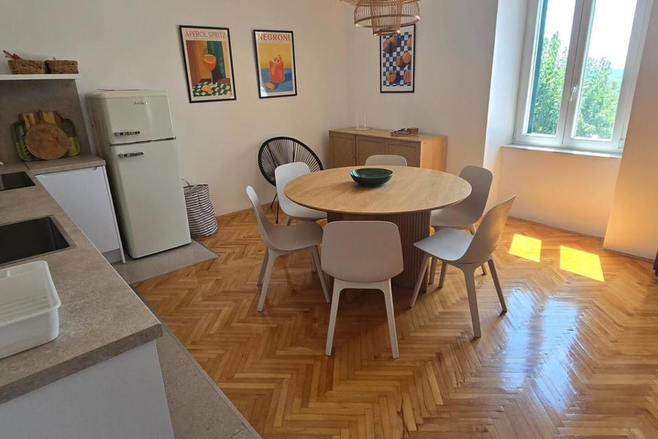 Kitchen or kitchenette, Seating area, Dining area, oven