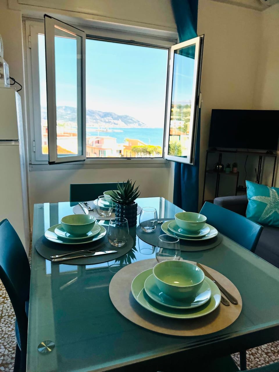 Natural landscape, TV and multimedia, Living room, Seating area, Dining area