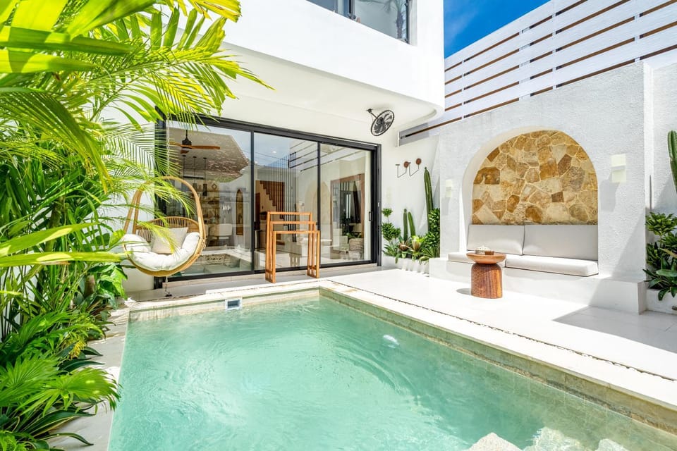 Property building, Day, Balcony/Terrace, Seating area, Pool view, Swimming pool, sunbed