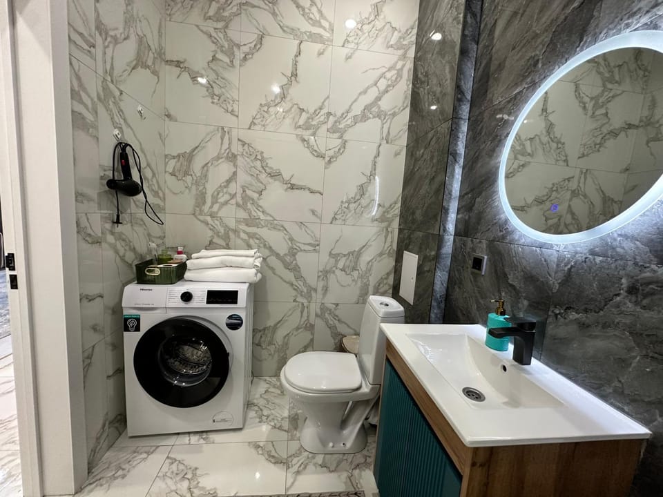 Toilet, towels, washing machine