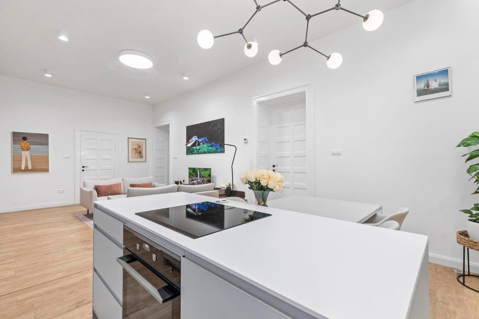 TV and multimedia, Kitchen or kitchenette, Living room, Seating area, Dining area