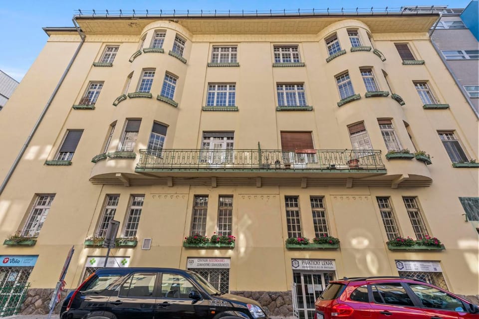 Property building, Day, City view, Location, Parking