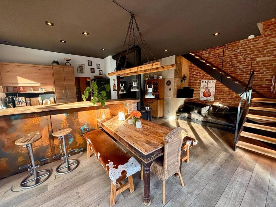 Lounge or bar, Seating area, Dining area, Food, Breakfast, Lunch, Dinner, oven