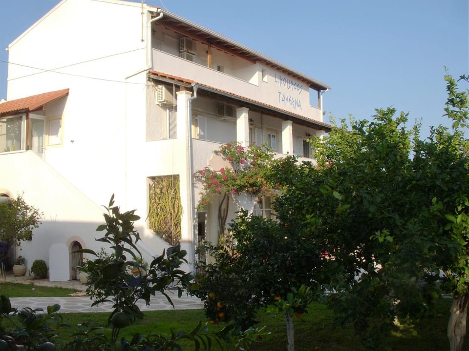 Property building, Garden, Balcony/Terrace, Beach