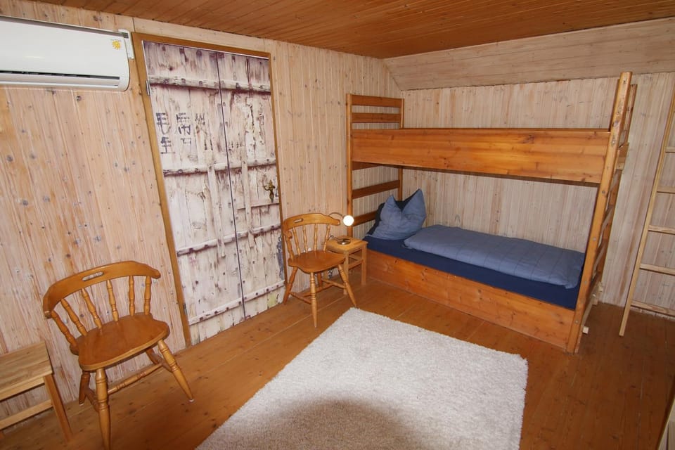 Bedroom, bunk bed