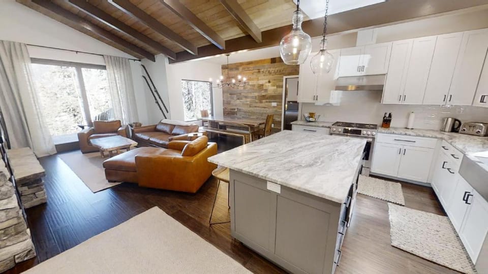 Day, TV and multimedia, Kitchen or kitchenette, Living room, Seating area, furniture, kitchen