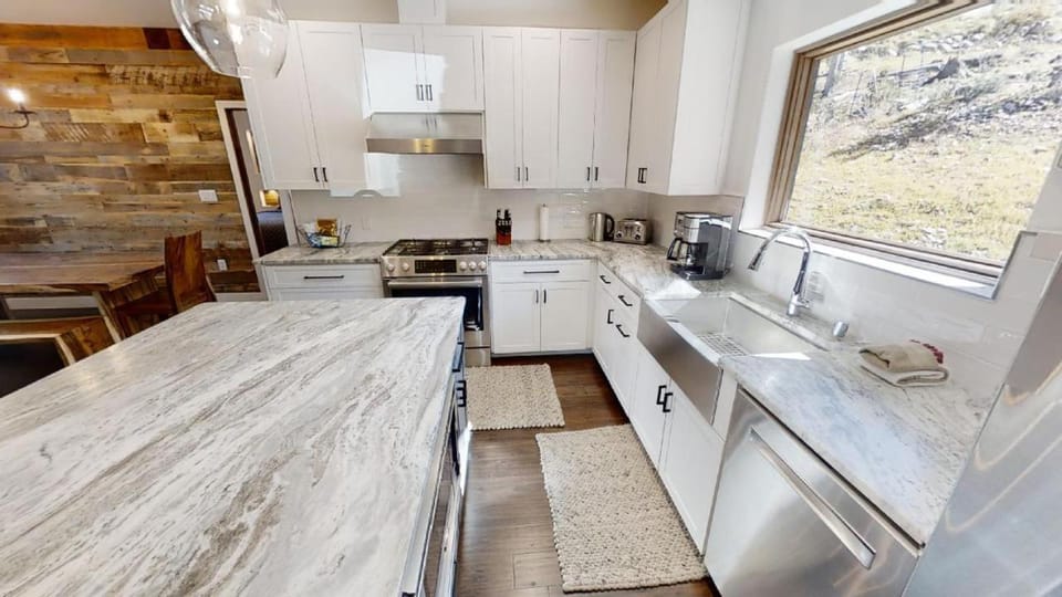 Kitchen or kitchenette, Mountain view, furniture, microwave, oven, stove, kitchen