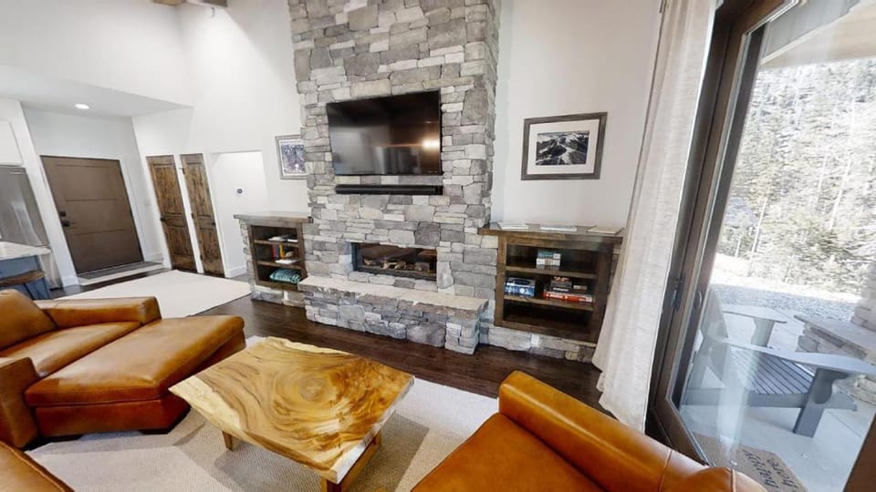 Day, TV and multimedia, View (from property/room), Living room, Seating area, fireplace, furniture, air conditioner