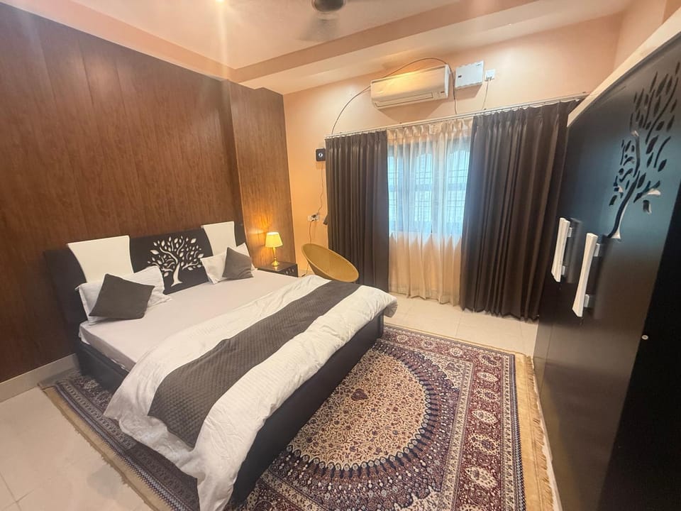 Photo of the whole room, Bedroom, wardrobe, air conditioner