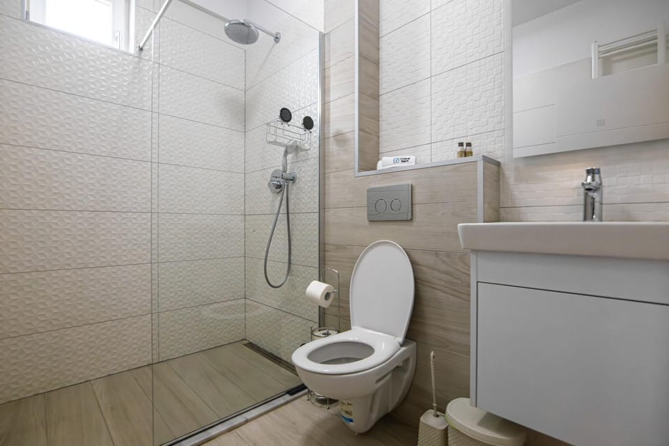 Shower, Toilet, Bathroom, towels