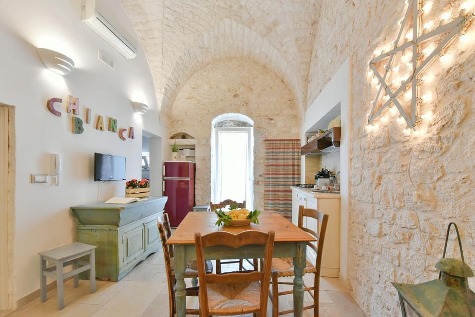 Kitchen or kitchenette, Decorative detail, Seating area, Dining area