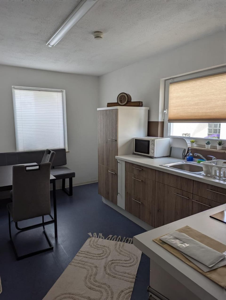 Kitchen or kitchenette, Dining area, Communal kitchen, microwave, kitchen