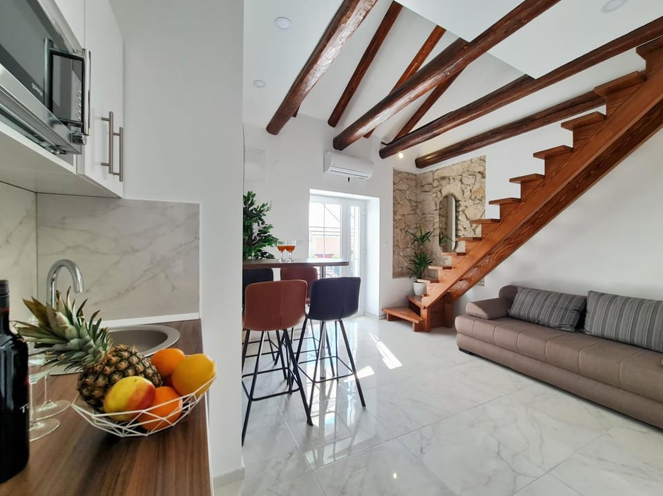 Kitchen or kitchenette, Living room
