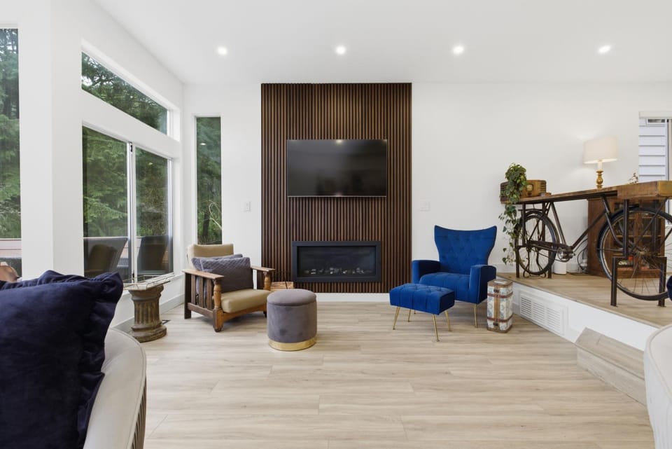 Natural landscape, TV and multimedia, View (from property/room), Living room, Seating area, fireplace