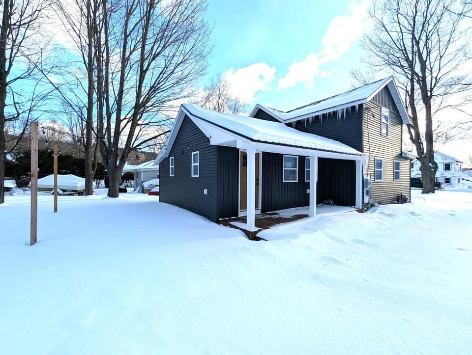 New! Lake, Town, and Dunes - Simply Gorgeous! House in Frankfort