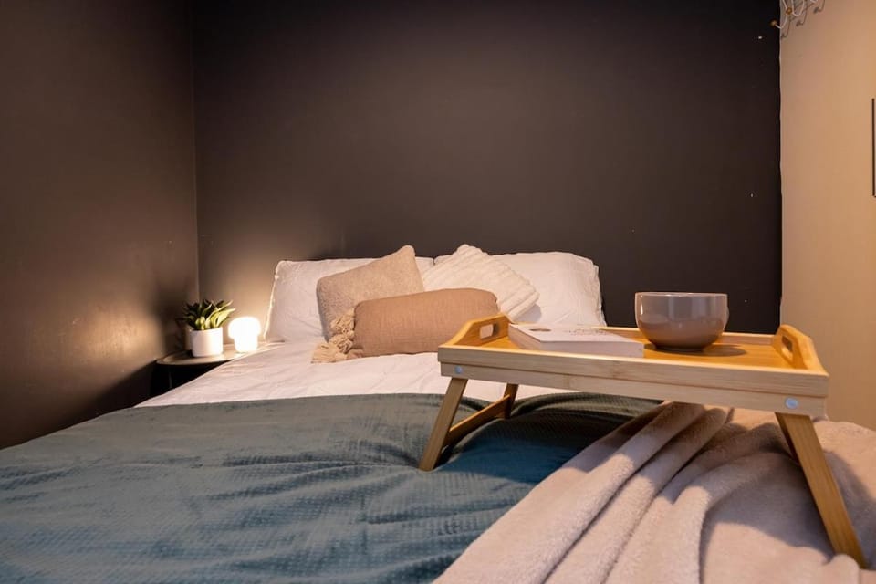 Stylish & Modern 3BR Home - Garden, Parking & PS5 Apartment in Salford