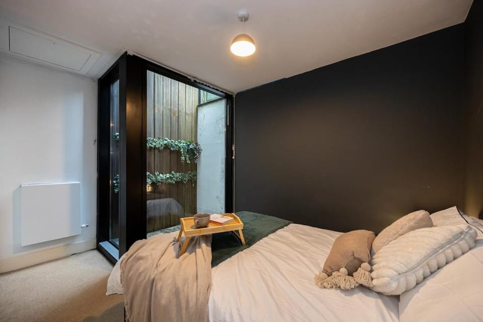 Stylish & Modern 3BR Home - Garden, Parking & PS5 Apartment in Salford