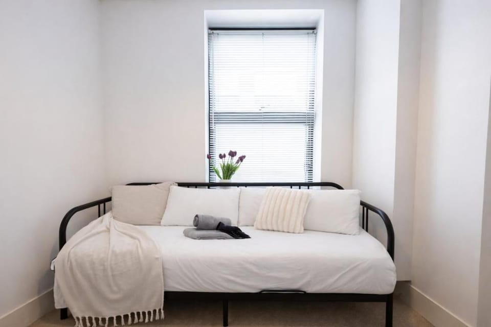 Stylish & Modern 3BR Home - Garden, Parking & PS5 Apartment in Salford