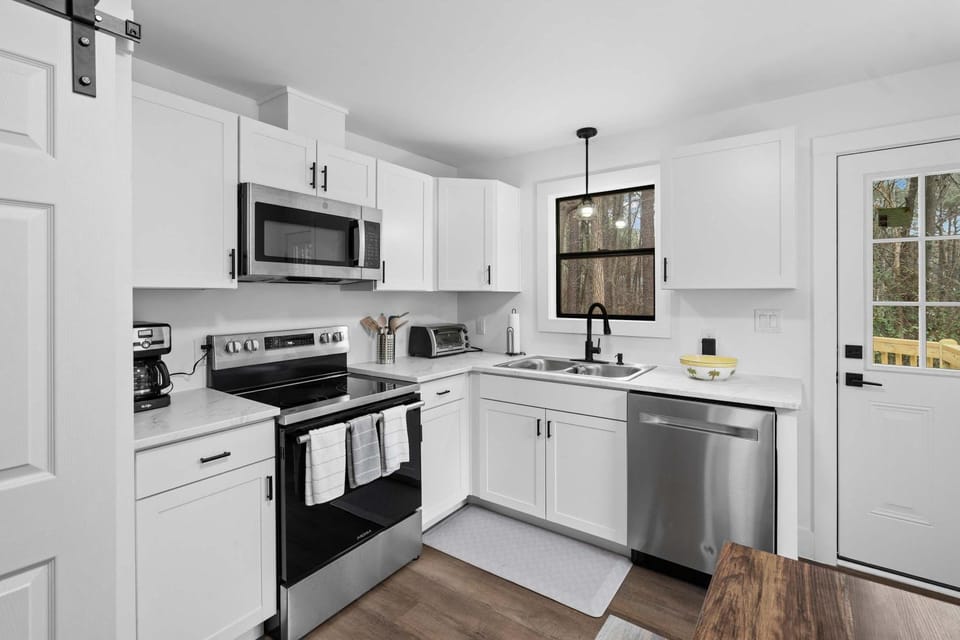 Minutes From UNC - 15 Min to Duke - Private Deck House in Chapel Hill
