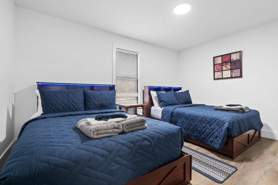 Minutes From UNC - 15 Min to Duke - Private Deck House in Chapel Hill