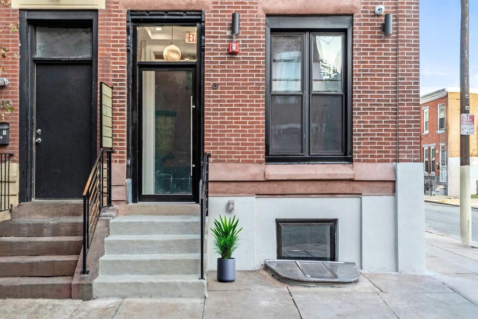Property building, Facade/entrance, Day, Neighbourhood, Street view