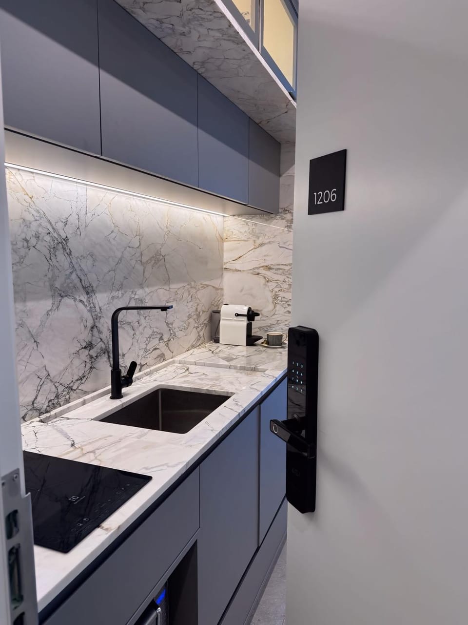 Coffee/tea facilities, Kitchen or kitchenette, minibar, stove, toaster