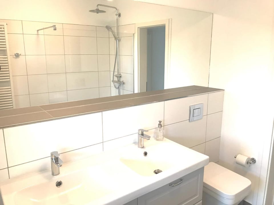 Shower, Day, Bathroom, Other, Photo of the whole room, Decorative detail, Decorative detail