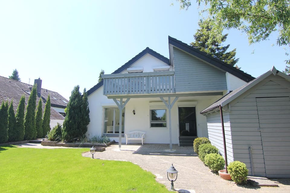 Property building, Facade/entrance, Spring, Day, Neighbourhood, Garden, Garden view