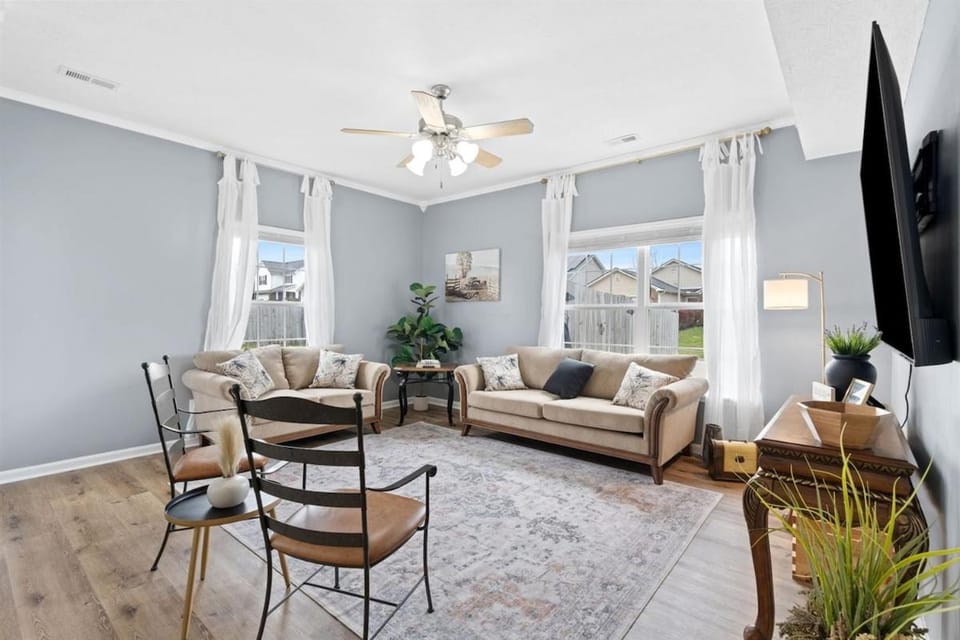 Spacious King Suite, Game Room, Patio, Firepit House in Georgetown