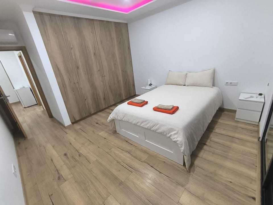 Bed, Photo of the whole room, towels, wardrobe