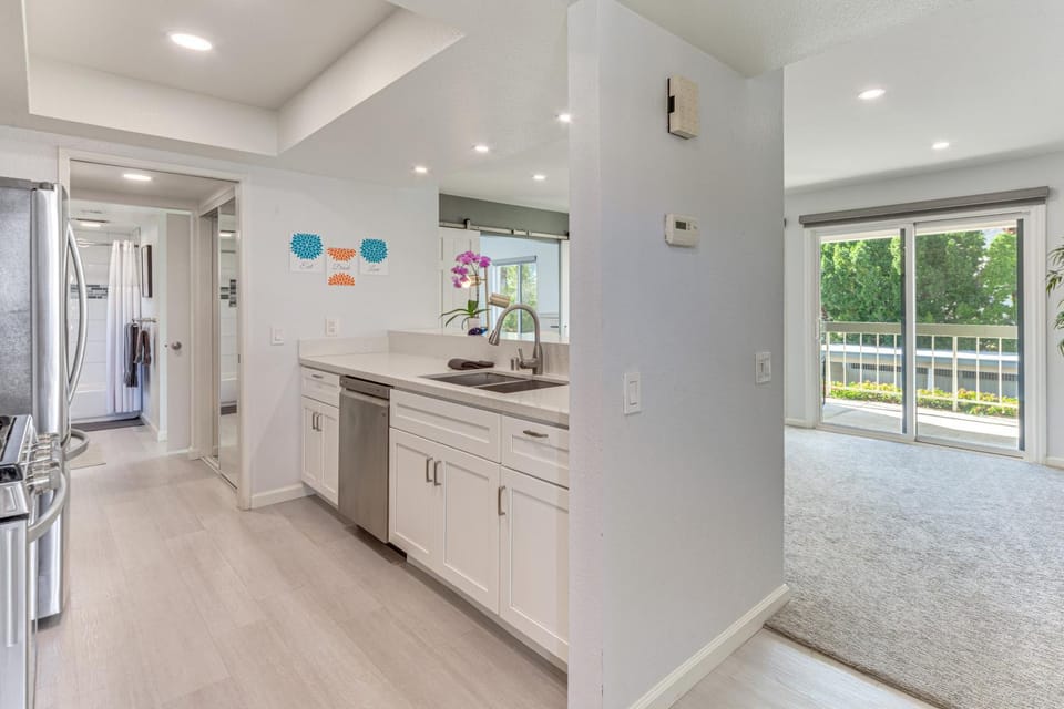 2 Mi to Dtwn Palm Springs! Modern Condo w/ Pool House in Palm Springs
