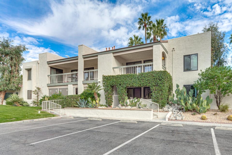 2 Mi to Dtwn Palm Springs! Modern Condo w/ Pool House in Palm Springs