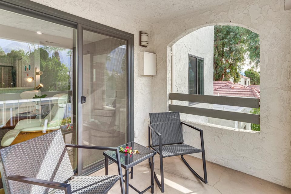 2 Mi to Dtwn Palm Springs! Modern Condo w/ Pool House in Palm Springs