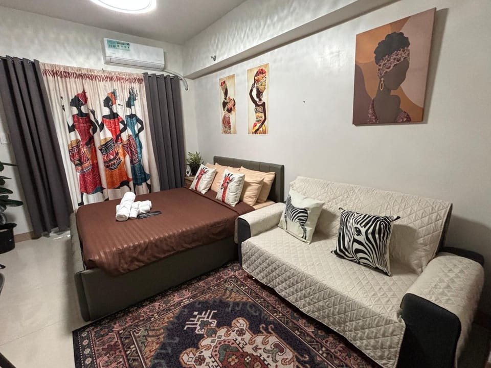 Bed, Seating area, Bedroom