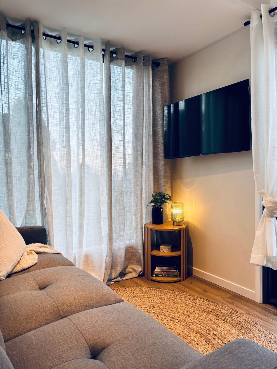 TV and multimedia, Living room, Seating area, Evening entertainment