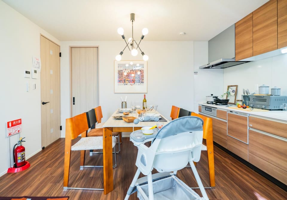Kitchen or kitchenette, Dining area