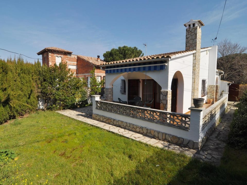 Casa Brigitte: Tranquilidad, Jardín Amplio, WiFi, a Sólo 200 Metros de la Playa - HISP-7-16 Villa in L'Escala
