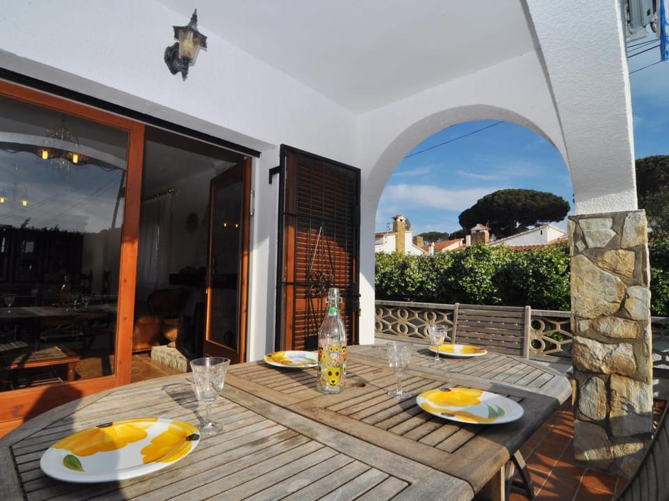 Casa Brigitte: Tranquilidad, Jardín Amplio, WiFi, a Sólo 200 Metros de la Playa - HISP-7-16 Villa in L'Escala