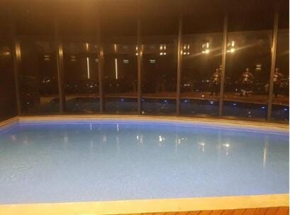 Skyrise Upper floor Infinite Pool Apartment in Kangaroo Point