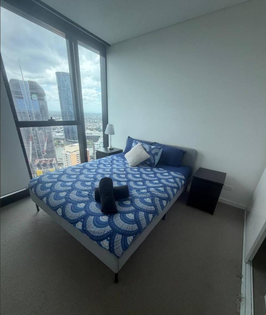 Skyrise Upper floor Infinite Pool Apartment in Kangaroo Point