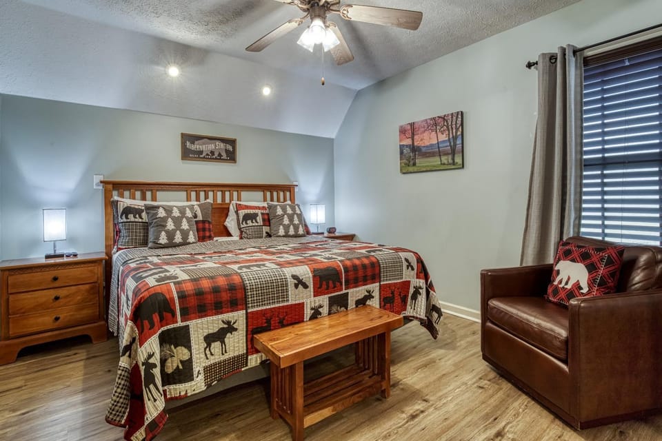 Timbers Edge Family-Friendly 4BR Cabin Near the Parkway Cabin in Pigeon Forge