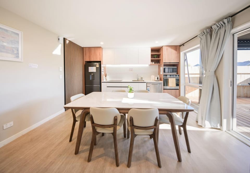 Dining area, kitchen