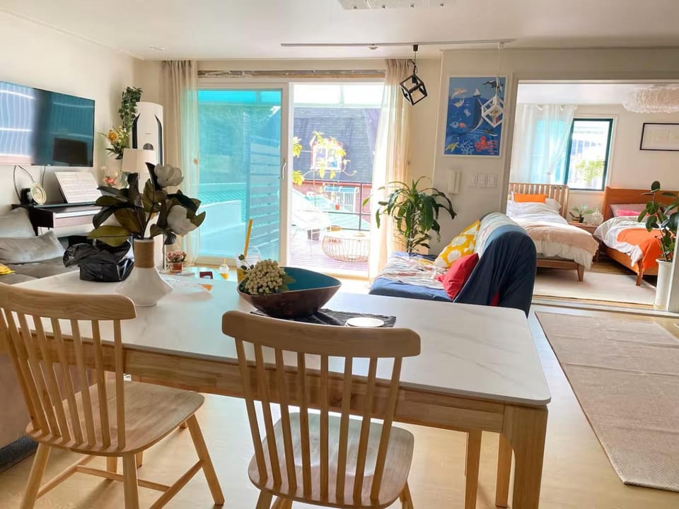 TV and multimedia, Living room, Seating area, Dining area