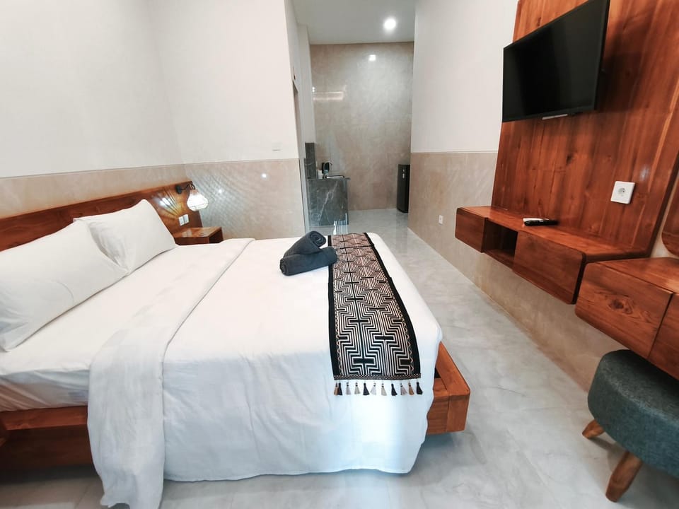 Bed, TV and multimedia, Bedroom