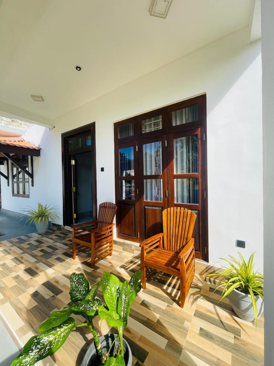 Facade/entrance, Day, Seating area