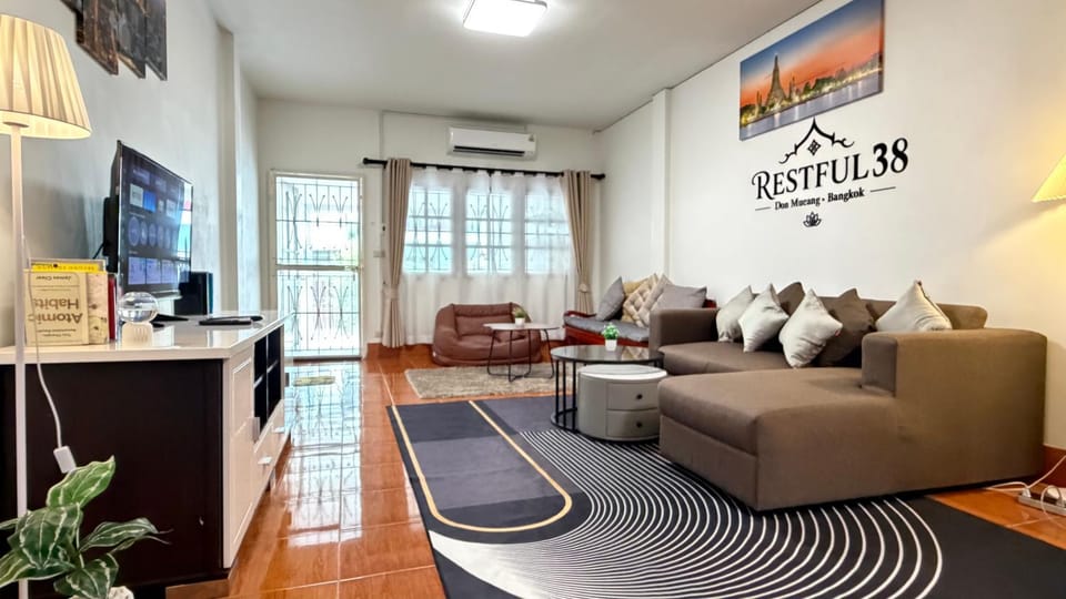 Communal lounge/ TV room, TV and multimedia, Living room, Seating area, Evening entertainment, air conditioner