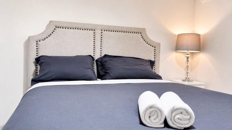 Bed, Decorative detail, Bedroom, towels